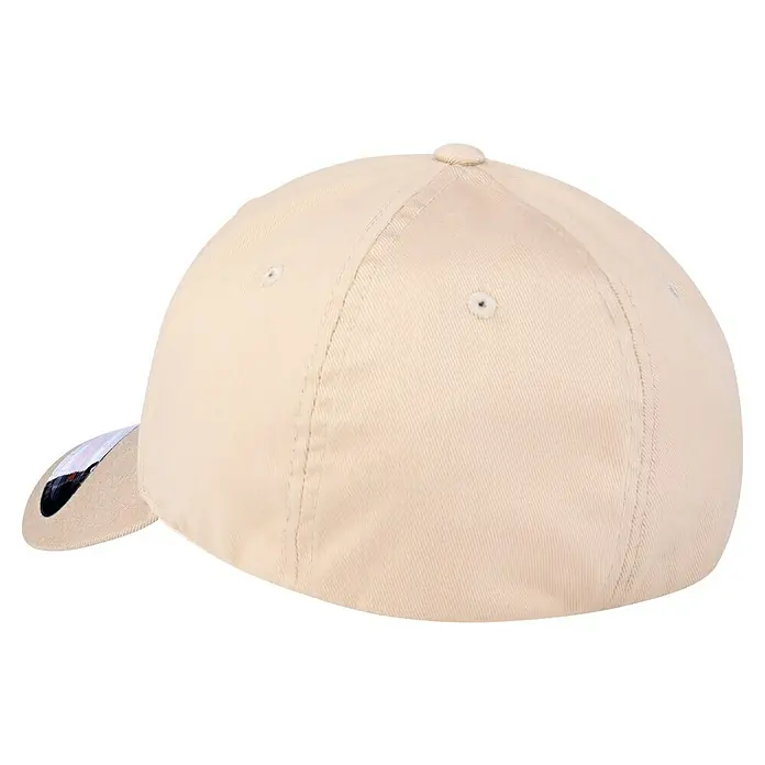Flexfit Baseballkappe - Khaki, S/M - Nahaufnahme einer beigen Baseballkappe. Die Kappe ist aus strapazierfähigem Stoff gefertigt und bietet einen lässigen Look für jeden Tag.