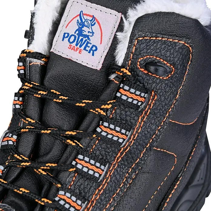 Power Safe Winterstiefel Olaf - Schuhgröße: 41 - Nahaufnahme eines schwarzen Winterstiefels mit orangefarbenen Schnürsenkeln und "Power Safe"-Logo, ideal für kalte Bedingungen.