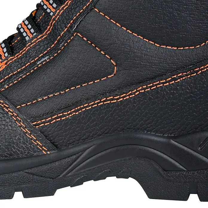 Power Safe Winterstiefel Olaf - Schuhgröße: 41 - Nahaufnahme eines schwarzen Arbeitsstiefels mit orangefarbenen Nähten und einer robusten Sohle. Ideal für sicheres Arbeiten.