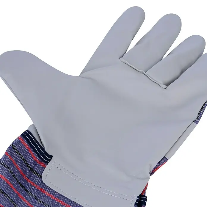 Guide Arbeitshandschuhe 504 HP - Grau/Blau/Rot, 10 - Nahaufnahme eines Arbeitshandschuhs mit Lederhandfläche und gestreiftem Stoffrücken. Der Handschuh bietet Schutz und Komfort für verschiedene Arbeiten.