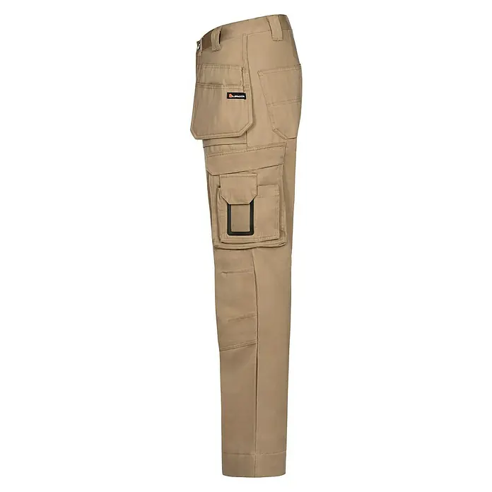 L.Brador Arbeitshose 103 B - Konfektionsgröße: 48, Khaki - Eine Nahaufnahme einer robusten, sandfarbenen Arbeitshose mit mehreren Taschen und verstärkten Nähten für Strapazierfähigkeit.