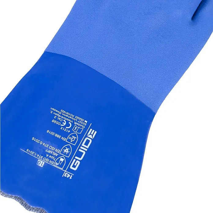 Guide Arbeitshandschuhe 143 PVC - Blau, 10 - Nahaufnahme eines blauen Guide-Schutzhandschuhs mit verschiedenen Sicherheitszertifizierungen und Logos.