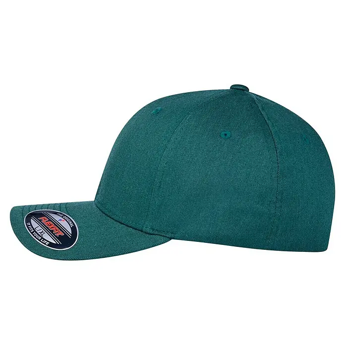 Flexfit Baseballkappe - Dunkelgrün, S/M - Nahaufnahme einer grünen Flexfit-Kappe, die die bequeme und stilvolle Passform hervorhebt. Ideal für sportliche Aktivitäten und Freizeit.