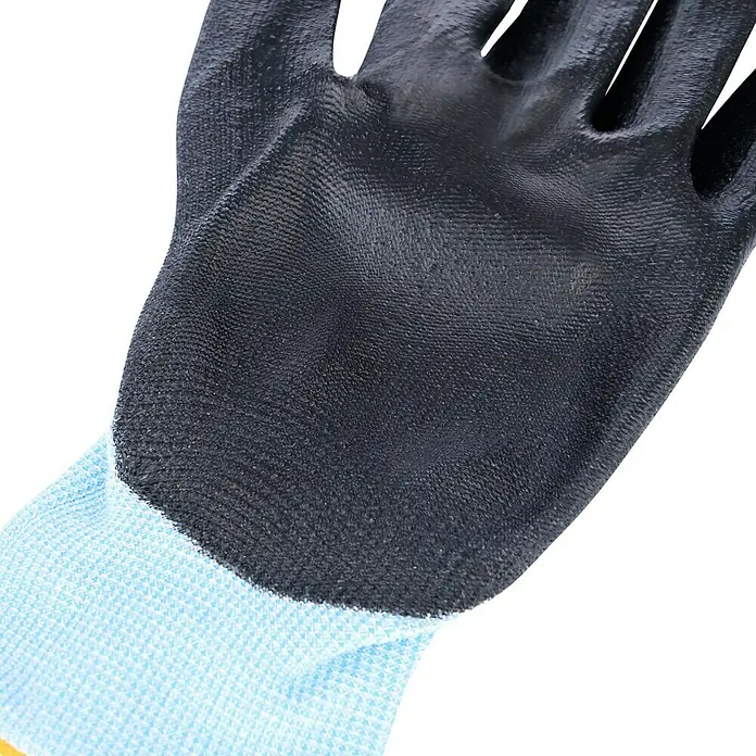 Guide Arbeitshandschuhe 308 PPGrau, 11 - Nahaufnahme eines schwarzen Arbeitshandschuhs mit hellblauer Stulpe, ideal für Schutz und Komfort bei verschiedenen Aufgaben.