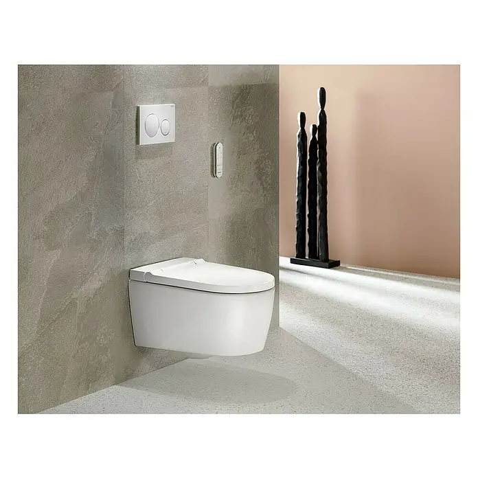 Geberit Wand-Dusch-WC-Set AquaClean Sela - Spülrandlos, Mit schmutzabweisender Glasur, Spülform: Tief, WC Abgang: Waagerecht, Weiß - Modernes Badezimmer mit einer wandhängenden Toilette, einer Betätigungsplatte und dekorativen Figuren, die ein stilvolles Ambiente schaffen.