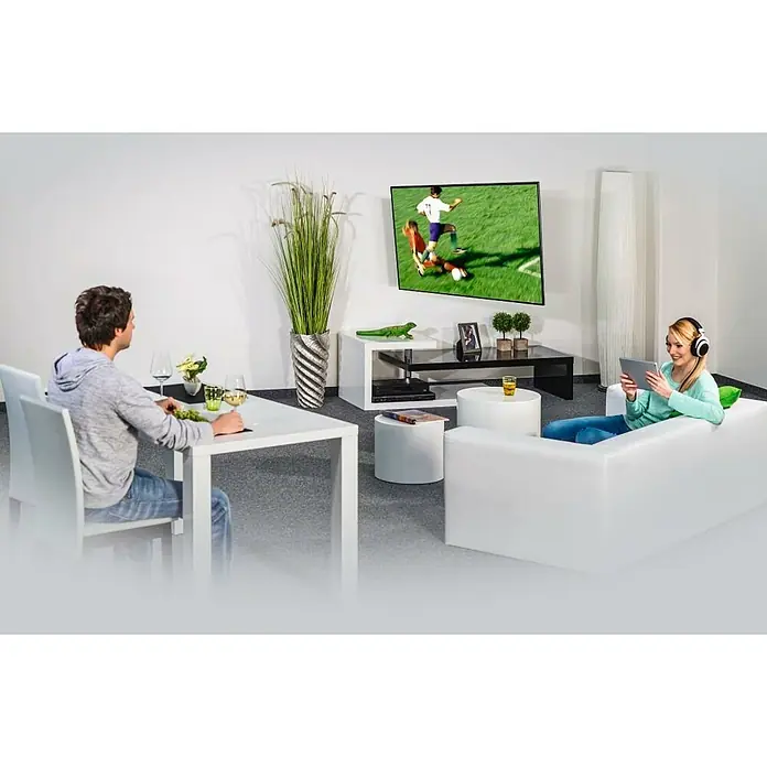 Hama TV-Wandhalterung schwenkbar - Passend für: Bildschirmdiagonale 32 - 65″, 81 - 165 cm, Belastbarkeit: 35 kg, Wandabstand: 5,8 cm - 52,1 cm - Eine moderne Wohnzimmereinrichtung mit einem grossen Fernseher, einem Esstisch, einer Couch und minimalistischen Dekoelementen.