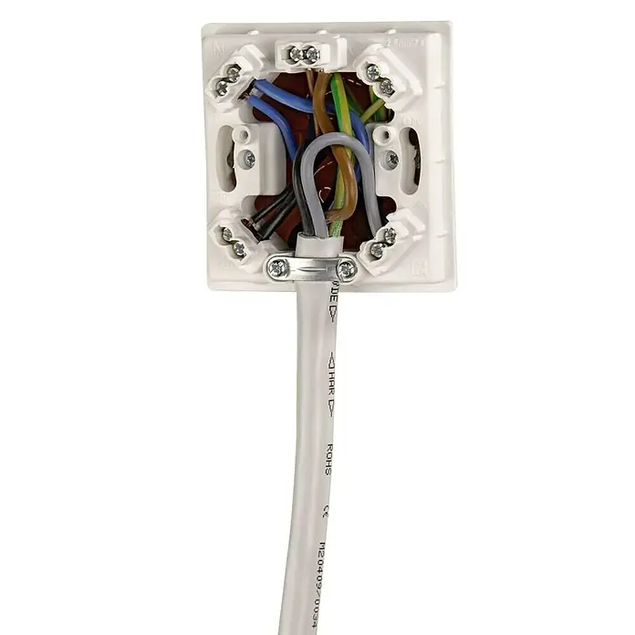 Xavax Zuleitung Elektroherd - 2,5 m H05VV-F 5 x 2,5mm² - Nahaufnahme einer Unterputzdose mit verschiedenen farbigen Stromkabeln, die angeschlossen sind.