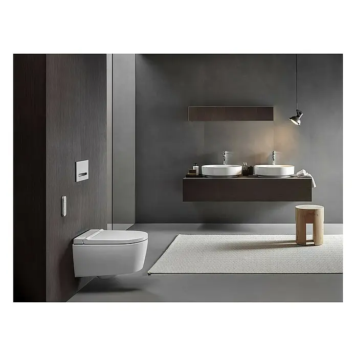 Geberit Wand-Dusch-WC-Set AquaClean Sela - Spülrandlos, Mit schmutzabweisender Glasur, Spülform: Tief, WC Abgang: Waagerecht, Weiß - Elegantes Badezimmerdesign mit einer wandhängenden Toilette, Waschtisch mit zwei Waschbecken und einem schlichten, modernen Hocker.