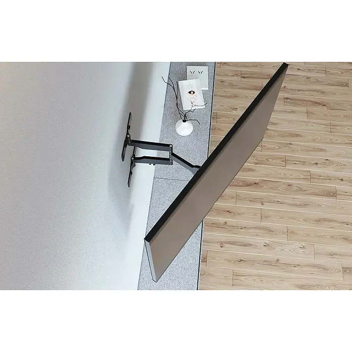 Hama TV-Wandhalterung schwenkbar - Passend für: Bildschirmdiagonale 32 - 65″, 81 - 165 cm, Belastbarkeit: 30 kg, Wandabstand: 2,5 cm - 41 cm - Ein ausziehbarer TV Wandhalterung mit einem modernen Flachbildfernseher montiert an einer weißen Wand mit Holzfußboden.