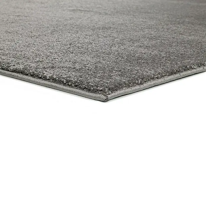 Alfombra de pelo corto Montana - Gris, 120 x 60 cm, 100% Polipropileno - Primer plano de una alfombra gris con una textura suave, ideal para crear un ambiente acogedor en cualquier habitación.