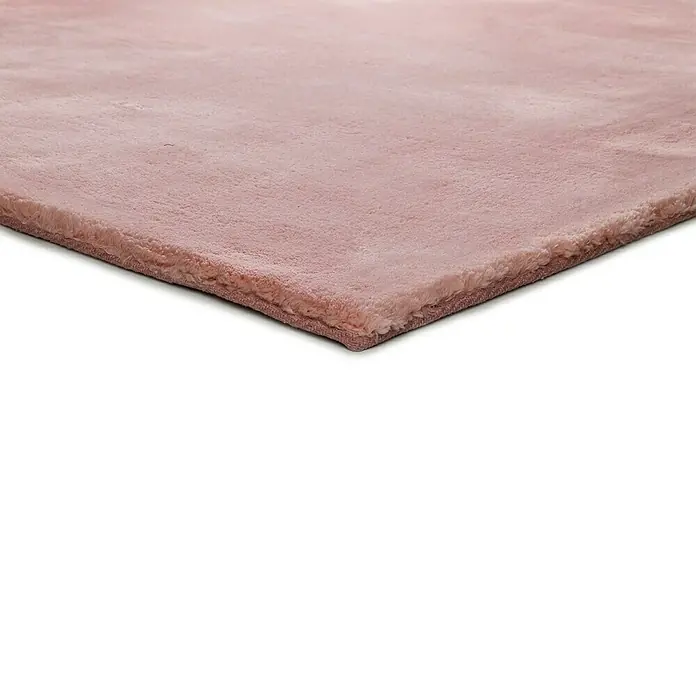Alfombra de pelo corto Kristel - Rosa, 110 x 60 cm, 100% Poliéster - Primer plano de una alfombra rosa que muestra su textura suave y borde visible, destacando su calidad y confort.