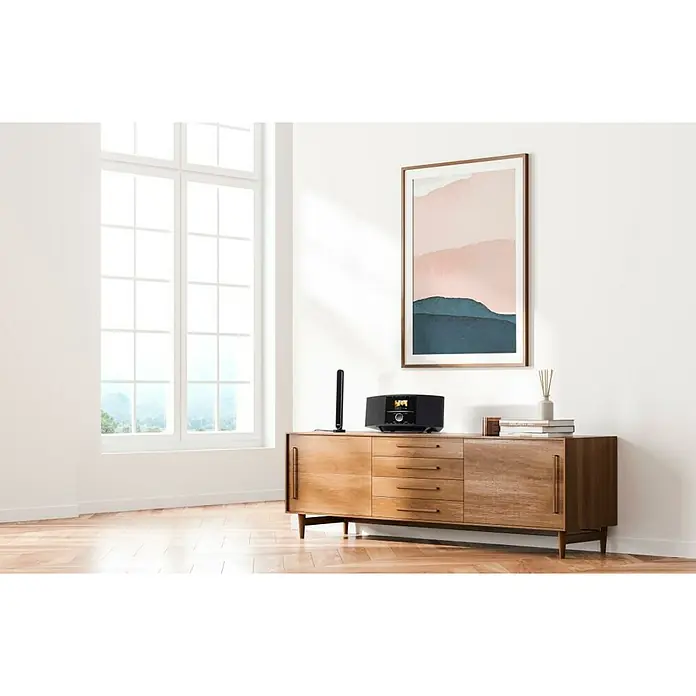 Hama Zimmerantenne Radio, aktiv - DAB+, DAB, UKW, Kabellänge: 1,5 m, Koax - Nahaufnahme eines Audiosystems mit DAB-Radio auf einem Holzschrank unter einem modernen Gemälde, das eine ruhige und stilvolle Atmosphäre schafft.