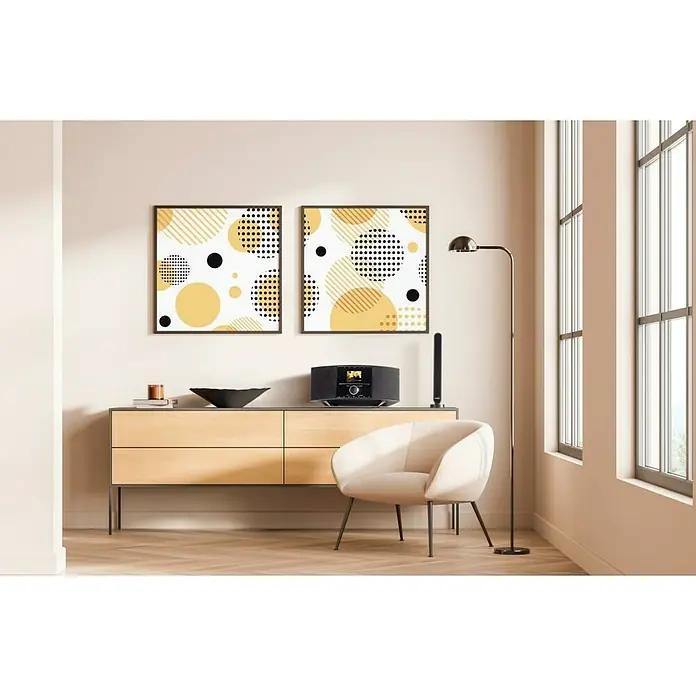 Hama Zimmerantenne Radio, aktiv - DAB+, DAB, UKW, Kabellänge: 1,5 m, Koax - Ein elegantes Wohnzimmer mit stilvoller Kommode, moderner Stereoanlage und abstrakten Kunstwerken an der Wand.