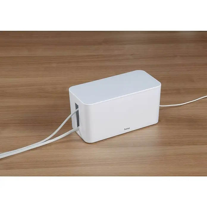 Hama Kabelbox Mini - Weiß - Weißer Kabelkanal "hama" auf einem Holztisch, der Kabel ordentlich verstaut und für einen aufgeräumten Eindruck sorgt.
