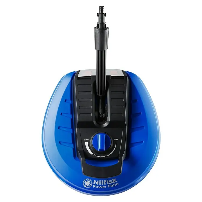 Nilfisk Terrassenreiniger Power Patio - Max. Druck: 200 bar, Passend für: Nilfisk Hochdruckreiniger Compact/Core/Excellent/Premium - Nahaufnahme des Nilfisk Power Patio Reinigers. Das Gerät ist blau und schwarz und hat einen verstellbaren Griff.