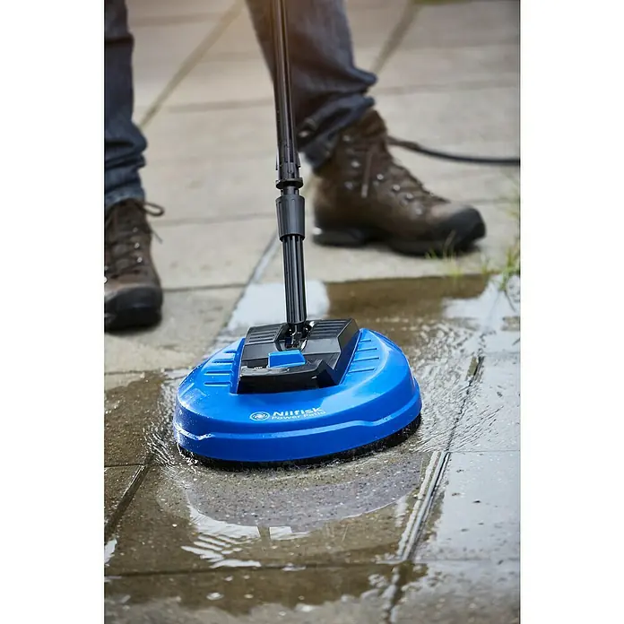 Nilfisk Terrassenreiniger Power Patio - Max. Druck: 200 bar, Passend für: Nilfisk Hochdruckreiniger Compact/Core/Excellent/Premium - Der Nilfisk Power Patio Flächenreiniger im Einsatz auf einer nassen Steinterrasse.