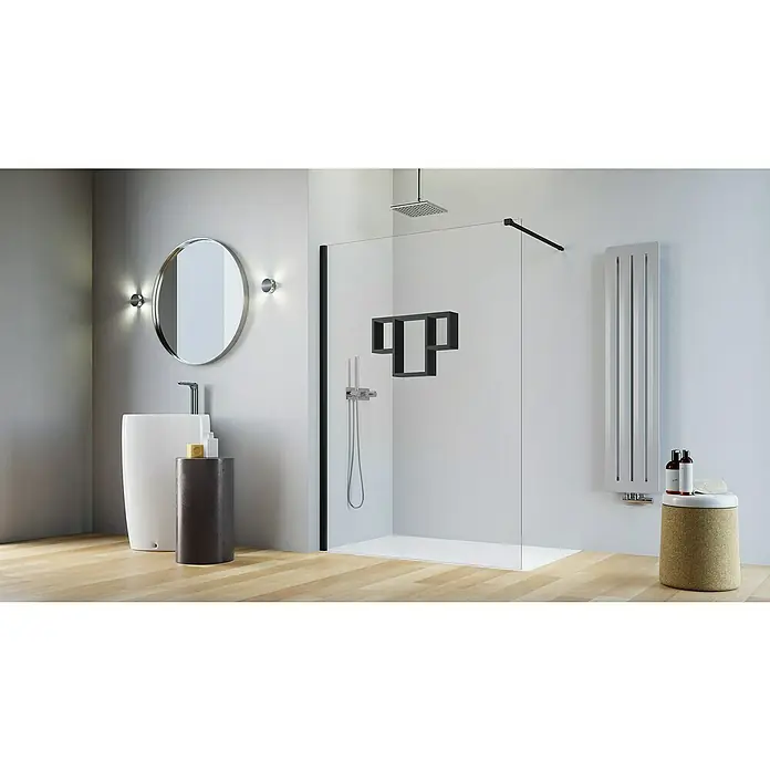 Camargue Vario Duschwand B14P-REG1-01BB x H: 140 x 191,5 cm, Beschichtet, Schwarz - Modernes Badezimmer mit begehbarer Dusche, Waschtisch und Spiegel. Die Dusche ist mit einer Glaswand und schwarzen Akzenten ausgestattet.