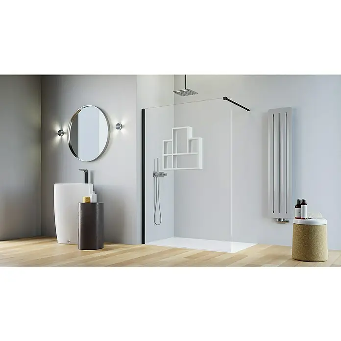 Camargue Vario Duschwand B13P-REG1-02W - B x H: 120 x 191,5 cm, Beschichtet, Schwarz/Weiß - Ein modernes Badezimmer mit einer begehbaren Dusche, einem stilvollen Waschbecken und einem runden Spiegel mit Wandleuchten.