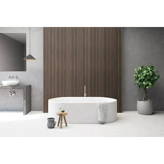SanDesign Alu-Verbundplatte - 100 x 250 cm, Scandi Dark - Helles Badezimmer mit freistehender Badewanne aus Terrazzo, Holzwand und Pflanze, das eine ruhige und moderne Atmosphäre schafft.