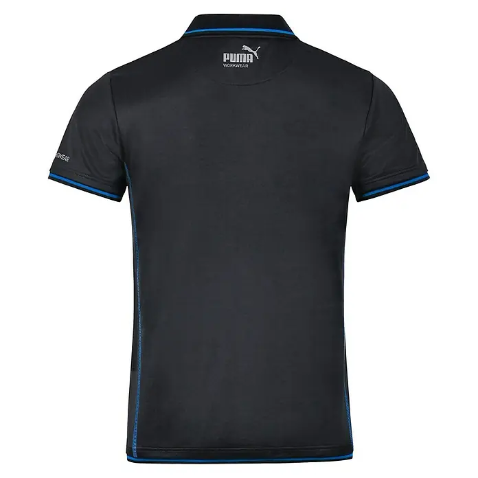 Puma Workwear Poloshirt Champ - Carbon, XL - Rückansicht eines schwarzen Puma Workwear Poloshirts mit blauen Akzenten an Kragen und Ärmeln, das eine stilvolle Arbeitskleidung repräsentiert.
