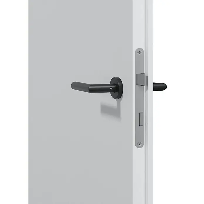 Invado Zimmertür ND1 ohne Schlüssellochbohrung - 985 x 1.985 mm, DIN Anschlag: Rechts, Verkehrsweiß matt, Röhrenspan - Nahaufnahme einer modernen Innentür mit schwarzem Türgriff und silberner Schließvorrichtung.
