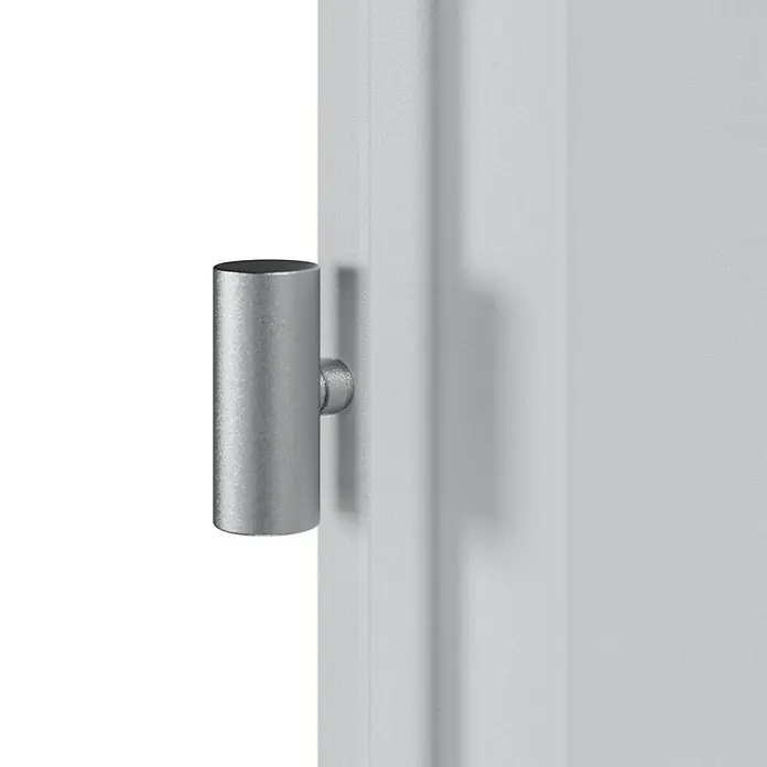 Invado Zimmertür ND1 ohne Schlüssellochbohrung - 985 x 1.985 mm, DIN Anschlag: Rechts, Verkehrsweiß matt, Röhrenspan - Nahaufnahme eines silberfarbenen Türscharniers, das an einer weißen Tür befestigt ist, mit einem schwarzen Hintergrund für Fokus und Klarheit.