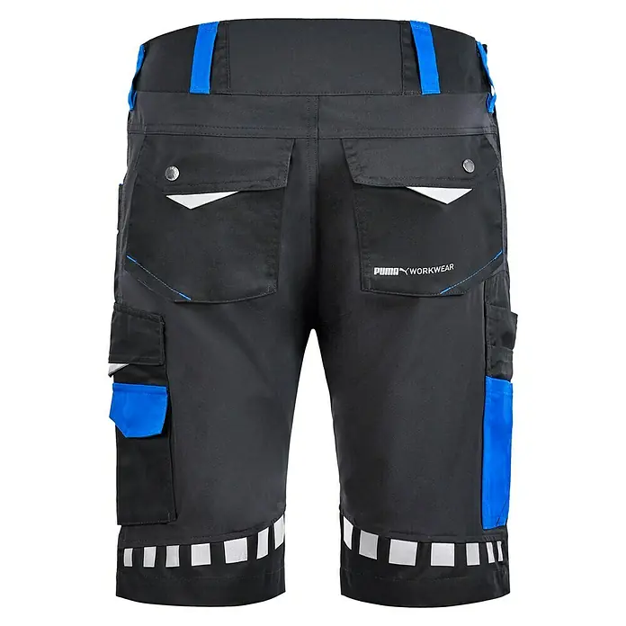 Puma Workwear Arbeitshose Champ - Konfektionsgröße: 60, Carbon/Blau, Gartenbauarbeiten - Nahaufnahme der Rückseite einer PUMA Workwear Shorts in Schwarz mit blauen Akzenten und reflektierenden Details für optimale Sichtbarkeit.