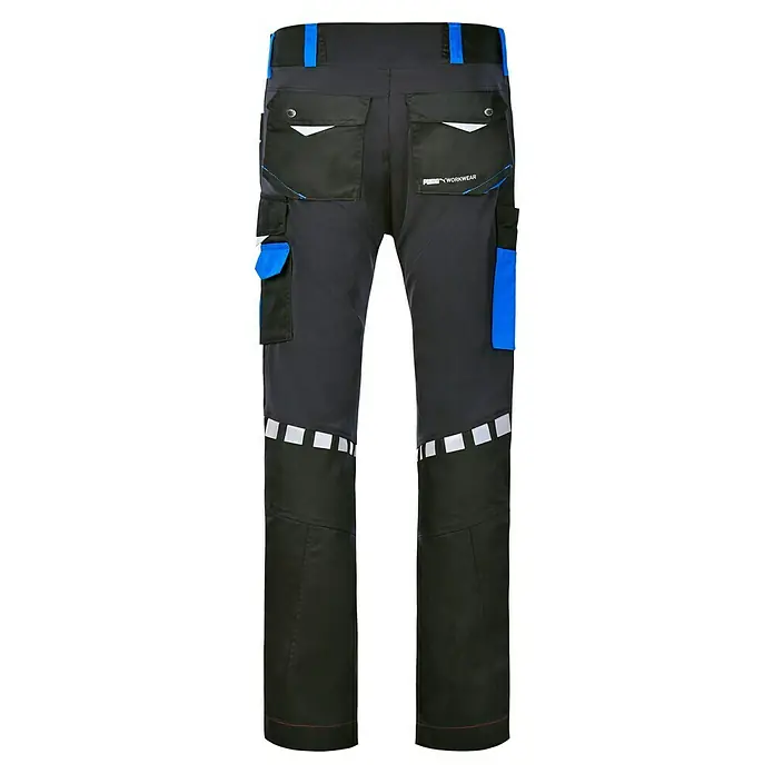 Puma Workwear Arbeitshose Champ - 62, Carbon, Forstarbeiten - Abgebildet ist die Rückansicht einer schwarzen Puma Workwear Hose mit blauen Akzenten, die für Komfort und Stil bei der Arbeit entworfen wurde.