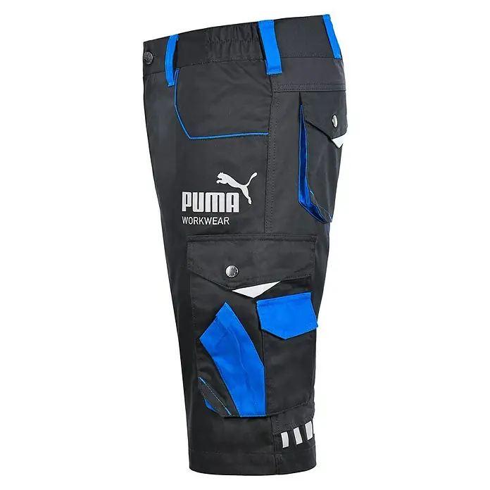 Puma Workwear Arbeitshose Champ - Konfektionsgröße: 60, Carbon/Blau, Gartenbauarbeiten - Nahaufnahme von PUMA Workwear Shorts in Schwarz mit blauen Akzenten und dem PUMA-Logo.