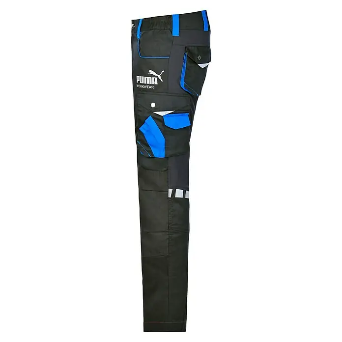 Puma Workwear Arbeitshose Champ - 62, Carbon, Forstarbeiten - Hier ist eine Puma Arbeitshose in Schwarz mit blauen Details. Die Hose verfügt über mehrere Taschen und reflektierende Elemente für mehr Sicherheit.