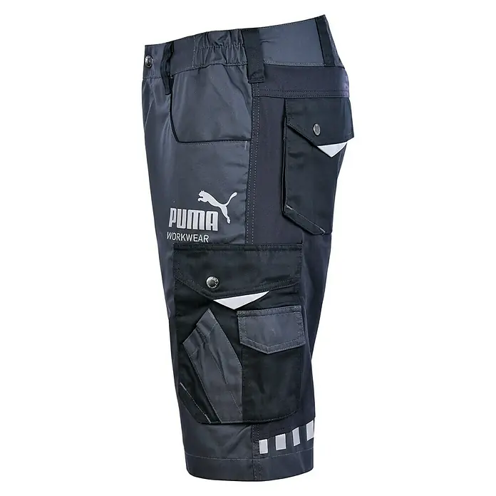 Puma Workwear Arbeitshose Champ - Konfektionsgröße: 60, Stahlgrau, Carbon, Gartenbauarbeiten - Nahaufnahme einer grauen Puma Workwear-Shorts mit mehreren Taschen und dem Puma-Logo.
