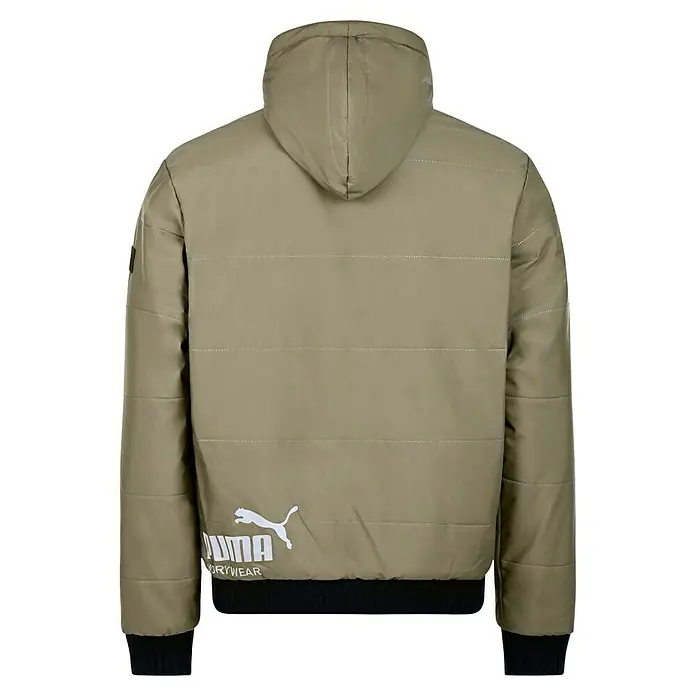 Puma Workwear Winterjacke Champ - Oliv/Carbon, S - Rückansicht einer gesteppten PUMA Jacke in Khaki mit Kapuze und weißem PUMA Logo, ideal für den sportlichen Casual-Look.