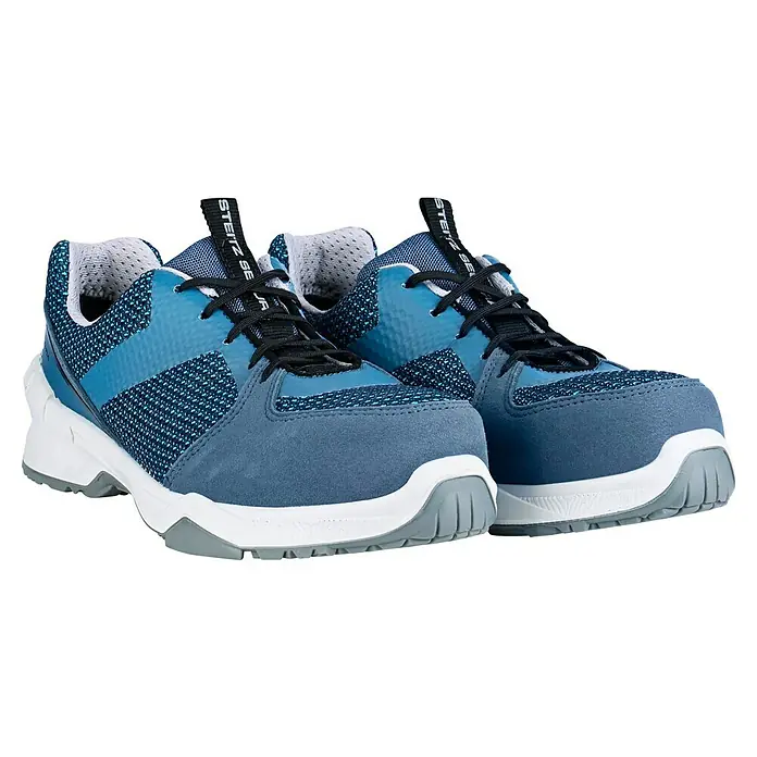 Steitz Secura Sicherheitshalbschuh ELLA - 41, Schutzklasse nach EN ISO 20345: S1 - Das Bild zeigt ein Paar blaue Steitz Secura Sicherheitsarbeitsschuhe mit Schnürsenkeln, die robust und bequem für den Arbeitsalltag sind.