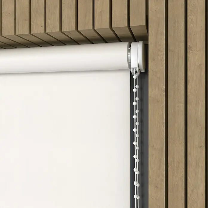 Verdunkelungsrollo Colormatch - B x H: 120 x 190 cm, Weiß - Nahaufnahme eines weißen Rollos mit Kettenzug vor einer Holzvertäfelung.