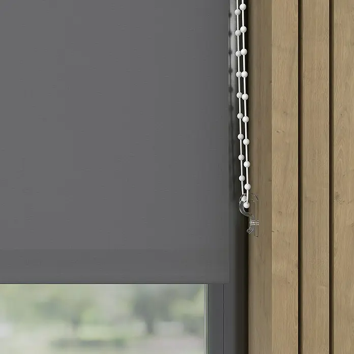 Rollo - B x H: 70 x 190 cm, Anthrazit, Tageslichtdurchlässig - Nahaufnahme einer grauen Rolljalousie mit weißer Zugschnur und Fenster, die eine moderne und elegante Fensterdekoration zeigt.