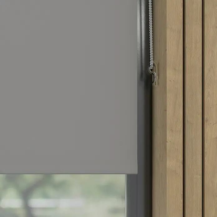 Verdunkelungsrollo Mini Colormatch - B x H: 80 x 150 cm, Grau - Graue Rollo-Jalousie vor einem Fenster mit Kettenzug und Holzrahmen, die vor Sonneneinstrahlung schützt.