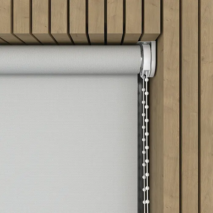 Rollo - B x H: 80 x 190 cm, Grau, Tageslichtdurchlässig - Graue Rollos mit Kettenzug vor einer Holzvertäfelung. Die Fensterdekoration ist modern und funktional.