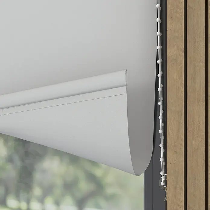 Rollo - B x H: 80 x 190 cm, Grau, Tageslichtdurchlässig - Nahaufnahme eines grauen Rollos an einem Fenster mit einer weißen Kugelkette zur Bedienung.