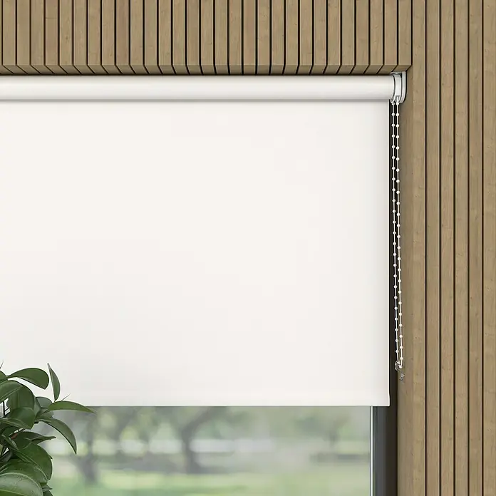 Verdunkelungsrollo Colormatch - B x H: 120 x 190 cm, Weiß - Nahaufnahme einer weißen Rolllade vor einem Fenster, die Privatsphäre und Lichtschutz bietet. Das schlichte Design passt zu moderner Inneneinrichtung.