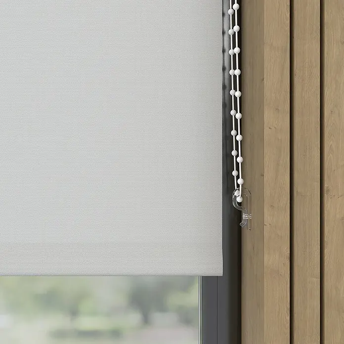 Rollo - B x H: 80 x 190 cm, Grau, Tageslichtdurchlässig - Eine Nahaufnahme einer hellgrauen Rolljalousie mit einer weißen Kugelkette an einem Fenster, das mit Holz verkleidet ist.