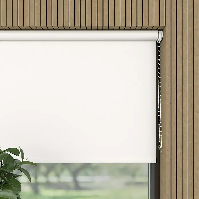 Verdunkelungsrollo Colormatch - B x H: 120 x 190 cm, Weiß - Eine weiße Rollgardine vor einem Fenster, die teilweise heruntergelassen ist, um Privatsphäre zu gewährleisten und das Licht zu dimmen.