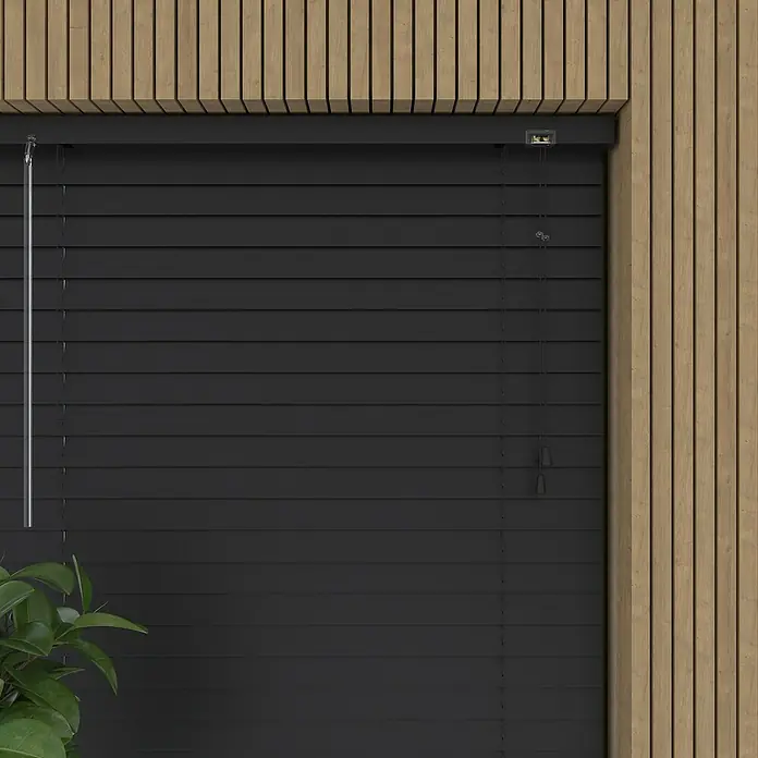 Expo Ambiente Jalousie - B x H: 80 x 175 cm, Schwarz, Aluminium - Detailaufnahme einer schwarzen Jalousie vor einer Wand mit Holzpaneelen, die eine moderne und stilvolle Fensterdekoration zeigt.