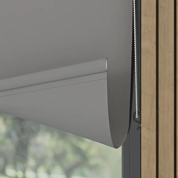 Verdunkelungsrollo Mini Colormatch - B x H: 80 x 150 cm, Grau - Graue Rollos mit Kettenzug an einem Fensterrahmen, die sich perfekt in moderne Innenräume einfügen.