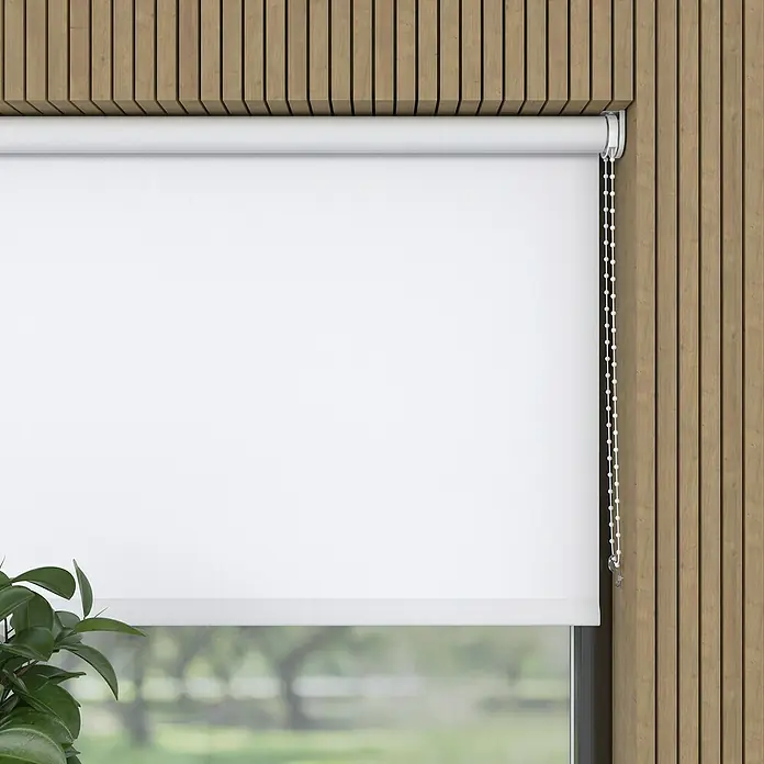 Rollo - B x H: 100 x 190 cm, Weiß, Tageslichtdurchlässig - Nahaufnahme eines weißen Rollos vor einer hölzernen Wand, das eine saubere und moderne Ästhetik vermittelt.