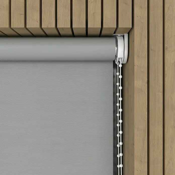 Verdunkelungsrollo Colormatch - B x H: 60 x 190 cm, Grau - Graue Rollo-Jalousie vor einer Holzvertäfelung, die Privatsphäre und Lichtsteuerung in einem modernen Design bietet.