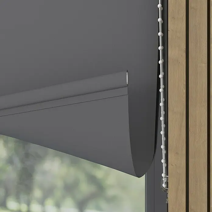 Rollo - B x H: 70 x 190 cm, Anthrazit, Tageslichtdurchlässig - Nahaufnahme einer grauen Rollo mit einer weißen Zugschnur vor einem Fenster. Das Rollo ist teilweise heruntergelassen und sorgt für Privatsphäre.