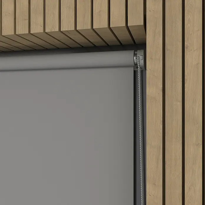 Verdunkelungsrollo Mini Colormatch - B x H: 80 x 150 cm, Grau - Nahaufnahme einer grauen Rollmarkise vor einer Holzwand. Das Rollo ist heruntergelassen und die Kette hängt seitlich herab.