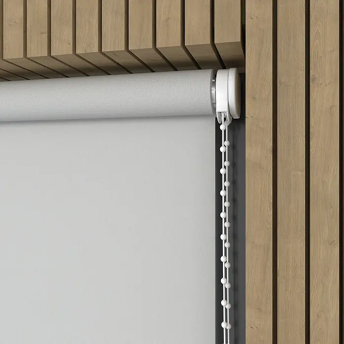 Rollo - B x H: 80 x 190 cm, Grau, Tageslichtdurchlässig - Ein hochgezogener, grauer Rollladen vor einem dekorativen Holzpaneel, der Helligkeit und Privatsphäre bietet.