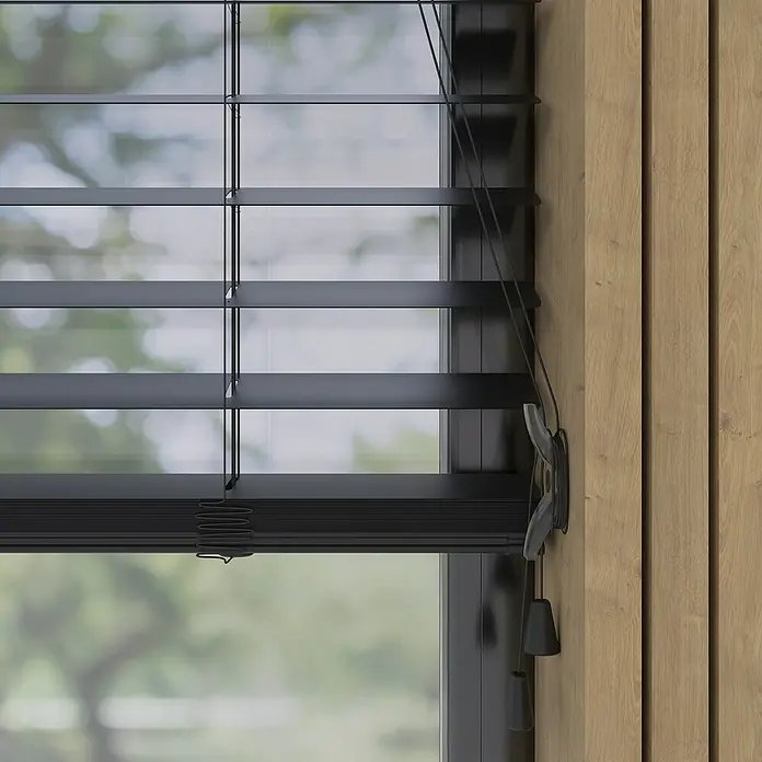 Expo Ambiente Jalousie - B x H: 80 x 175 cm, Schwarz, Aluminium - Eine Nahaufnahme von schwarzen Jalousien vor einem Fenster, die eine elegante und moderne Fensterdekoration zeigen.