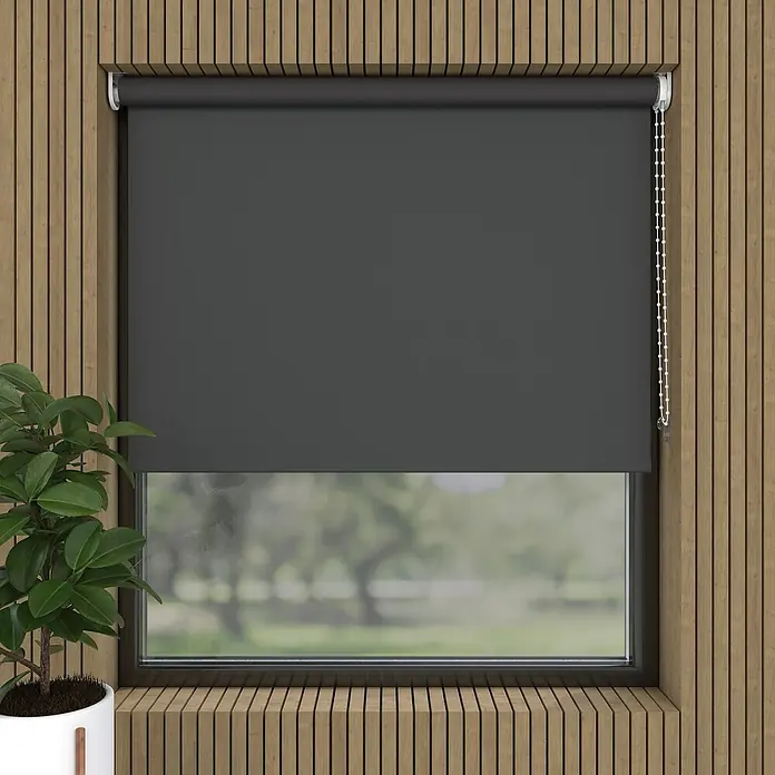 Verdunkelungsrollo Colormatch - B x H: 70 x 190 cm, Anthrazit - Rollo in Anthrazit vor einem Fenster mit Holzrahmen, das teilweise geschlossen ist und einen Blick ins Grüne bietet.
